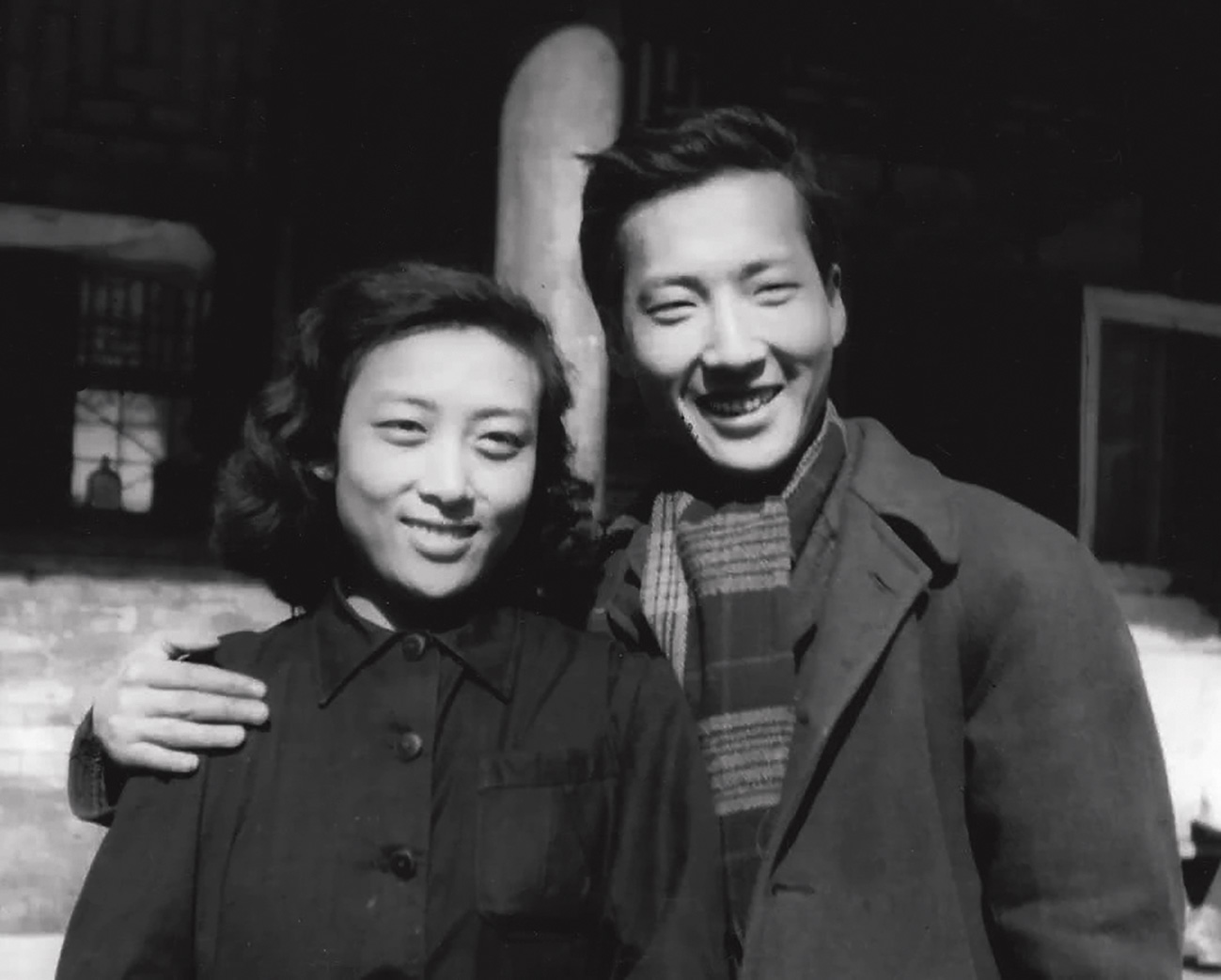 1950年，于是之与李曼宜在史家胡同宿舍.jpg