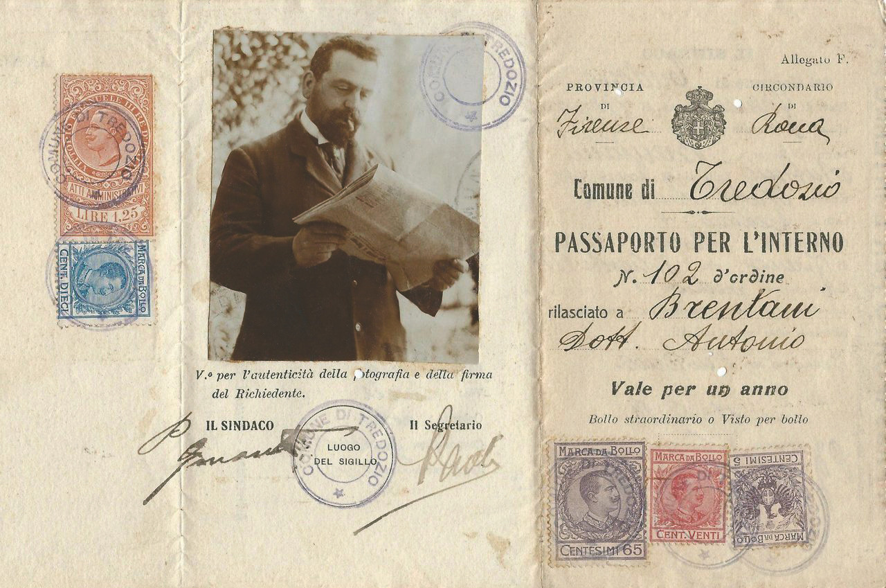 一张1918年的意大利护照照片显示，持票人吸烟和看报纸。由NEIL KAPLAN提供.jpg