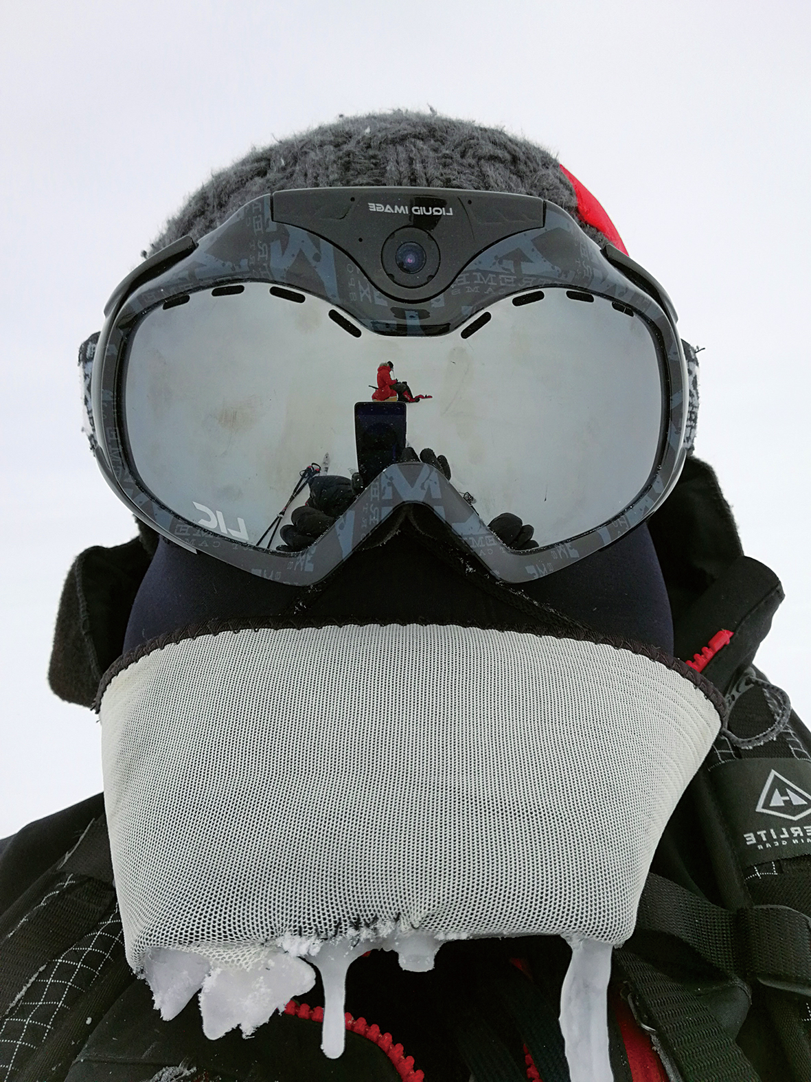 远征途中呼吸出的水汽在面罩上凝结成冰.jpg