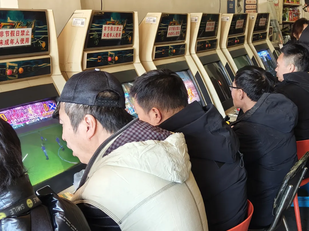 沈阳最后的街机游戏厅，挤满了找童年的中年人