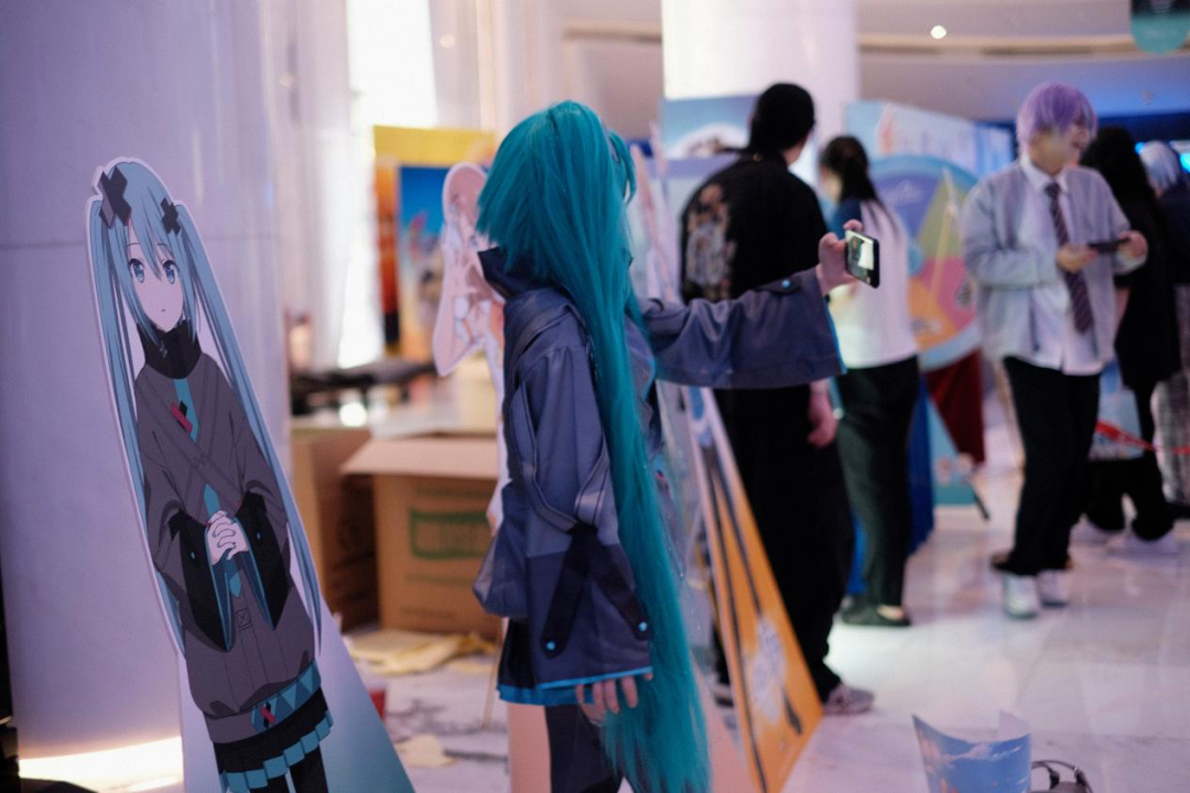 追了十八年的初代顶流，快输给AI了？